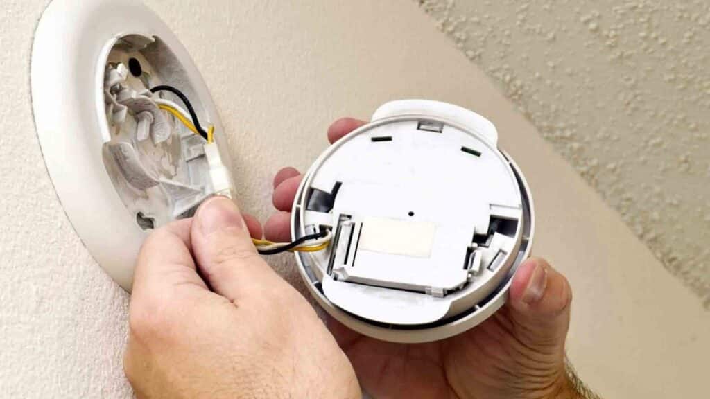 Smoke-Detector-maintenance